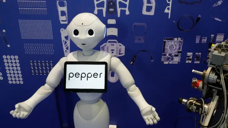 Pepper, il primo robot che riflette e si emoziona